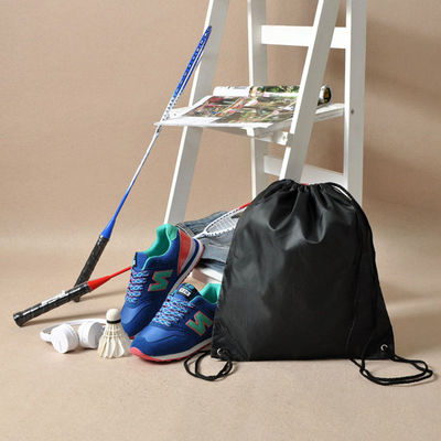 体育館の貯蔵の靴に乗るナイロン ドローストリング袋のバックパックは洗濯のランジェリー旅行袋に着せる