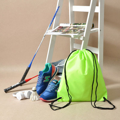 体育館の貯蔵の靴に乗るナイロン ドローストリング袋のバックパックは洗濯のランジェリー旅行袋に着せる