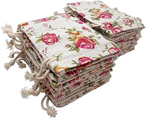 ドローストリング袋のバーラップの花の袋はギフトを袋に入れるDIYの技術の結婚披露宴、5X7のための宝石類の袋をじりじり動く袋に入れる