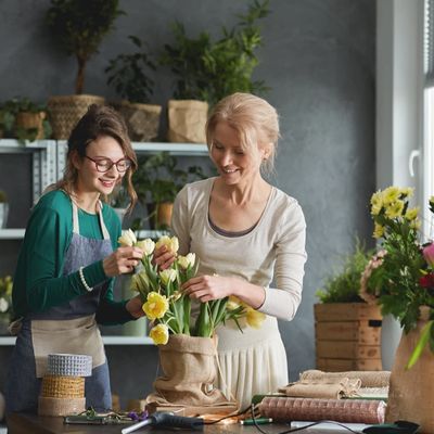 ドローストリング袋のバーラップの花の袋はギフトを袋に入れるDIYの技術の結婚披露宴、5X7のための宝石類の袋をじりじり動く袋に入れる