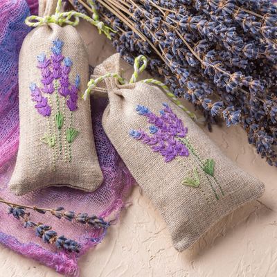 ドローストリング袋のバーラップの花の袋はギフトを袋に入れるDIYの技術の結婚披露宴、5X7のための宝石類の袋をじりじり動く袋に入れる