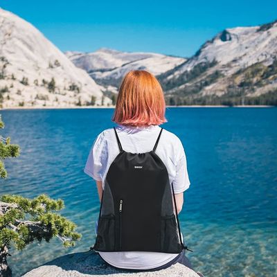 網との耐久のドローストリングのバックパックのスポーツSackpackは懐に入れる女性の人の子供（黒）のための防水網袋を