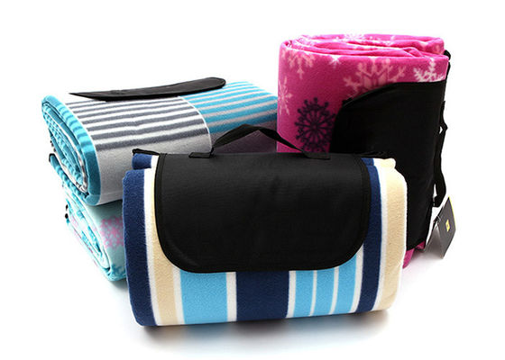 家族の屋外のピクニック防水裏付けが付いている付属品によってパッドを入れられる羊毛のピクニック毛布